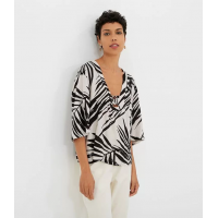 Blusa Gola V com Argola Estampa Folhagens Branco Blusa Gola V com Argola Estampa Folhagens Branco