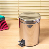 Lixeira de inox com pedal 5 litros Coisas e Coisinhas Lixeira de inox com pedal 5 litros Coisas e Coisinhas