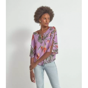 Blusa Manga 3/4 com Abertura Lateral Estampa Folhagens Blusa Manga 3/4 com Abertura Lateral Estampa Folhagens