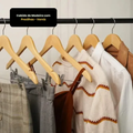 Imagem da oferta Kit 06 Cabides De Madeira Verniz Gancho Cromado Guarda Roupa