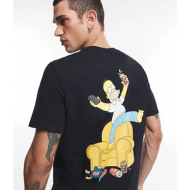 Imagem da oferta Camiseta Comfort Com Estampa Duff Beer E Homer Na Poltrona Preto