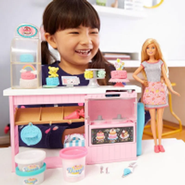 Imagem da oferta Brinquedo Playset e Boneca Barbie Chef de Bolinhos GFP59 - Mattel