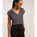 Imagem da oferta Blusa em Crepe com Detalhe no Ombro e Estampa Geométrico
