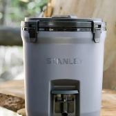 Imagem da oferta Garrafa Jug Térmica Stanley Adventure Isolamento Térmico De Espuma 7.5L Charcoal