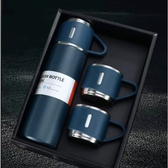 Imagem da oferta caneca Kit Garrafa Térmica Vacuum Bottle Inox 500ml + 3 Xícaras Bebidas Fria ou Quente