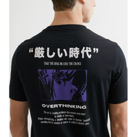 Imagem da oferta Camiseta Manga Curta em Algodão Estampa Mangá Overthinking Peito e Costas