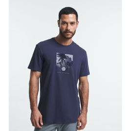 Imagem da oferta Camiseta Comfort em Meia Malha com Estampa Moto e Paisagem - Masculina